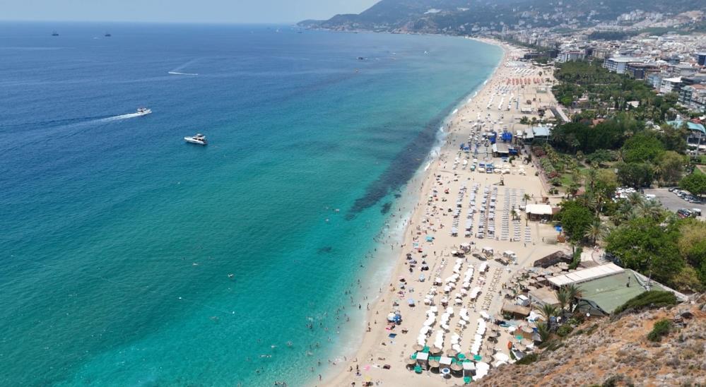 Turistler soluğu Kleopatra Plajı’nda aldı