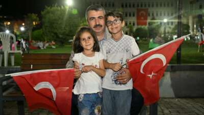 Yıldırım al bayraklarla donatıldı