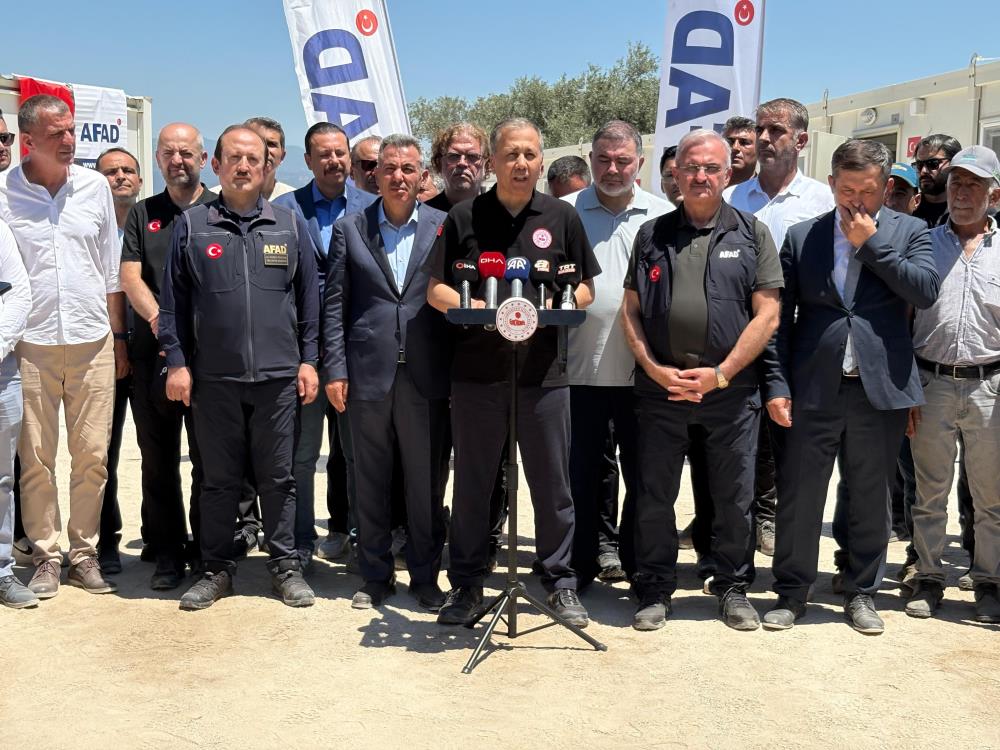 Bakan Yerlikaya, yanan köyleri ziyaret etti