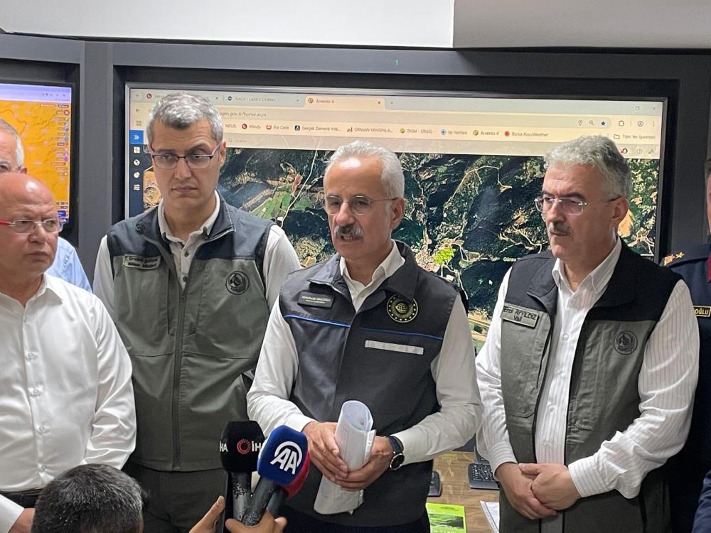 Bakan Uraloğlu: “2 mahallemiz boşaltıldı. Yangından dolayı yaralanan hiç kimse yok”