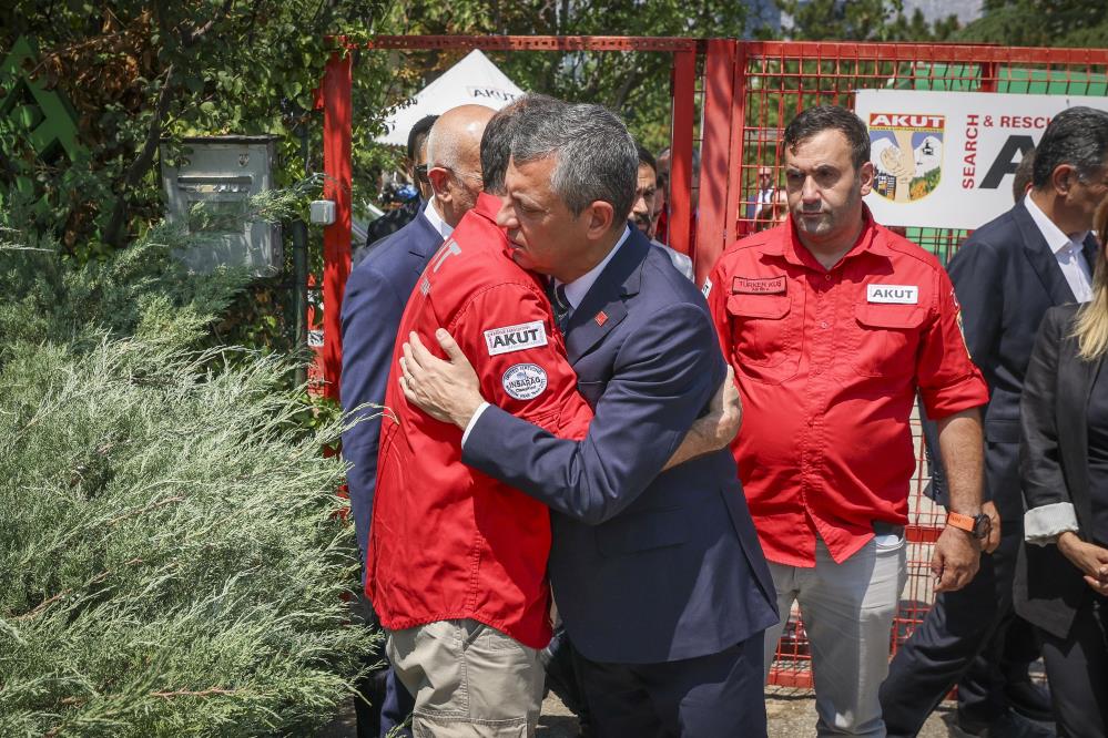 Özgür Özel’den AKUT’a taziye ziyareti