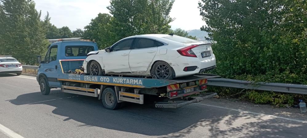 Bursa’da kontrolden çıkan araç bariyere çarptı
