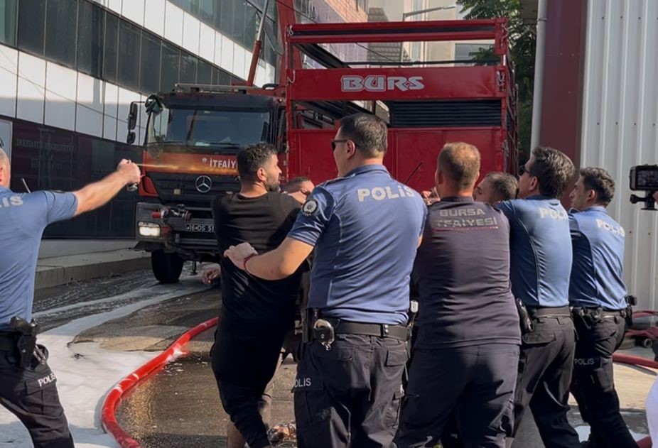 Bursa’da yangına müdahale eden itfaiye ekiplerine saldırı!