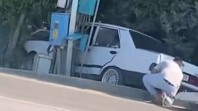 Bursa’da direğe çarpan sürücü yaralandı