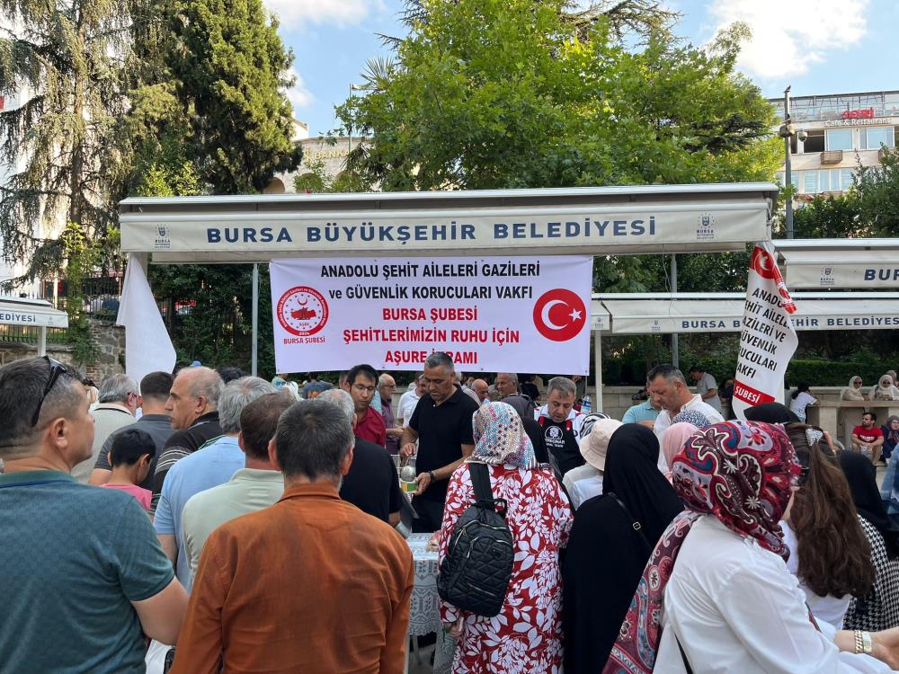 Bursa’da şehitlerin hayrına aşure dağıttılar Bursa’da şehitlerin hayrına aşure dağıttılar