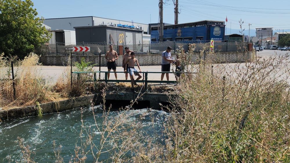 Bursa’da sıcak hava zorluyor… Gençler çözümü böyle buldu!