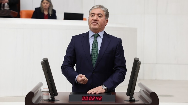CHP Grup Başkanvekili Murat Emir sahneden düştü