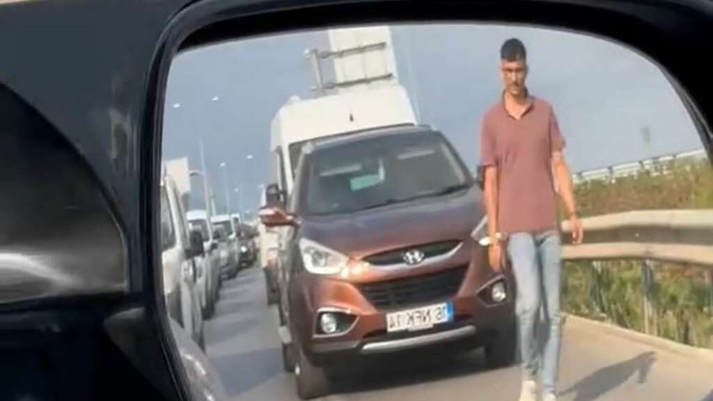 Bursa’da emniyet şeridini ihlal edenleri, yürüyerek cezalandırdı