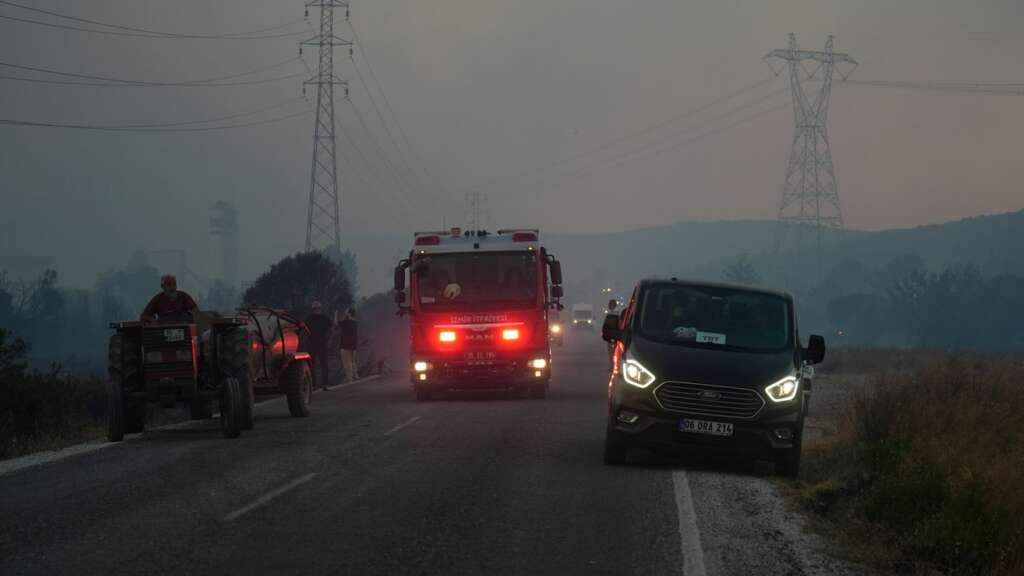 İzmir Çeşme’deki yangın büyüyor: Otoyol trafiğe kapatıldı