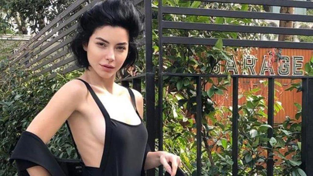 Merve Boluğur lüks teknede pozlar verdi
