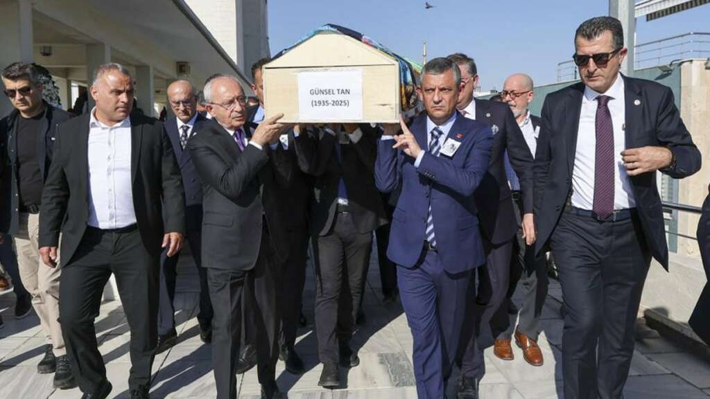 Özgür Özel ile Kılıçdaroğlu, Milletvekili Namık Tan’ın annesinin cenazesine katıldı