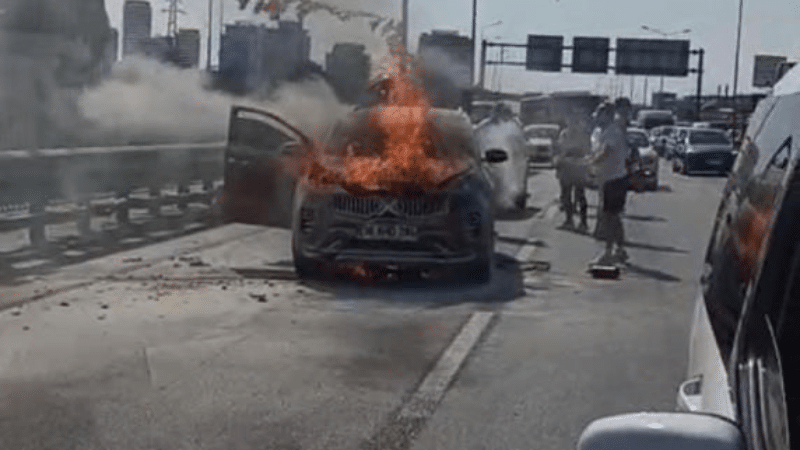 Bursa'nın Osmangazi ilçesinde seyir halindeki otomobil alev alev yandı. Diğer