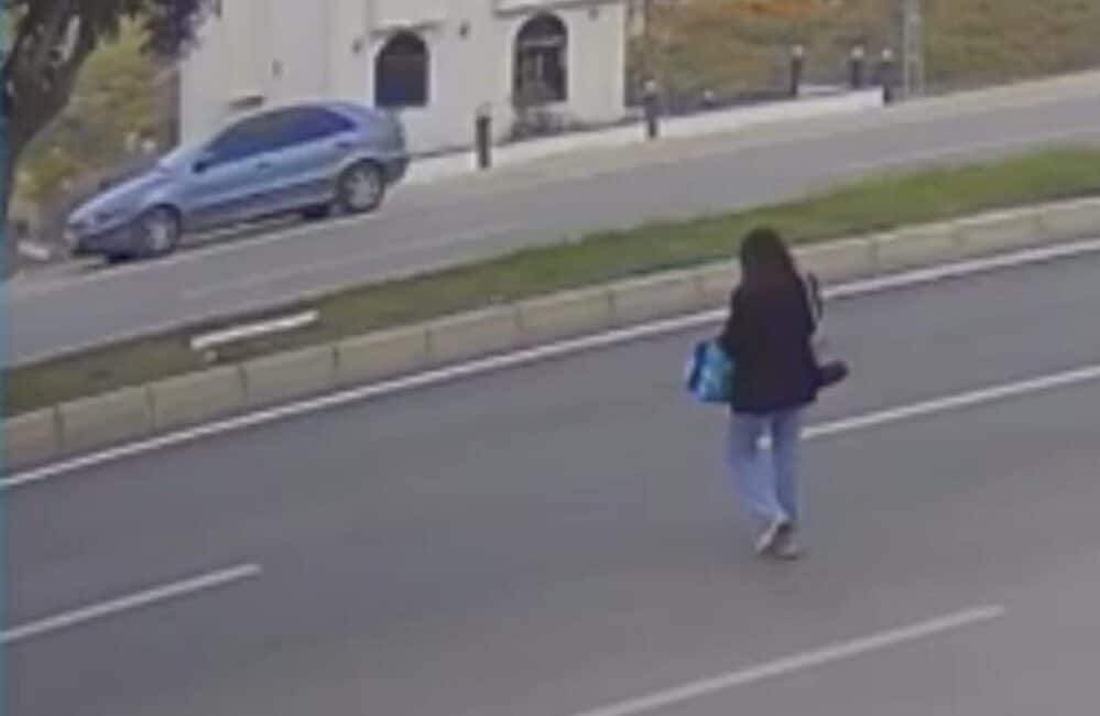 Adana'da telefona bakarak yolun karşısına geçerken otomobilin çarpması sonucu ağır