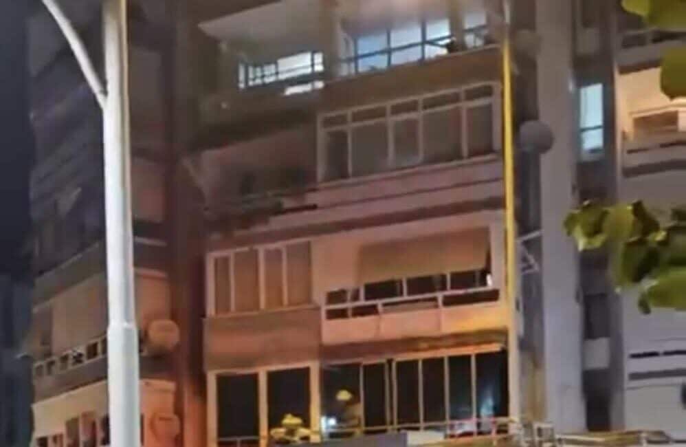Bursa’nın Gemlik ilçesinde bir sitedeki binada çıkan yangın, itfaiye ekiplerinin