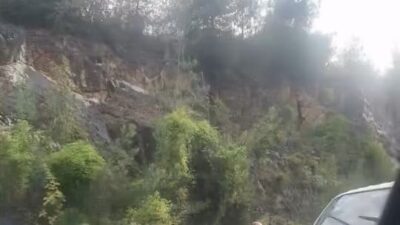 Bursa'nın Kestel ilçesinde kontrolden çıkan kamyonet, önünde aniden yavaşlayan otomobile