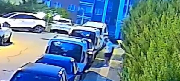 Bursa'nın Nilüfer ilçesinde akşam saatlerinde yolda yürüyen 2 genç, park
