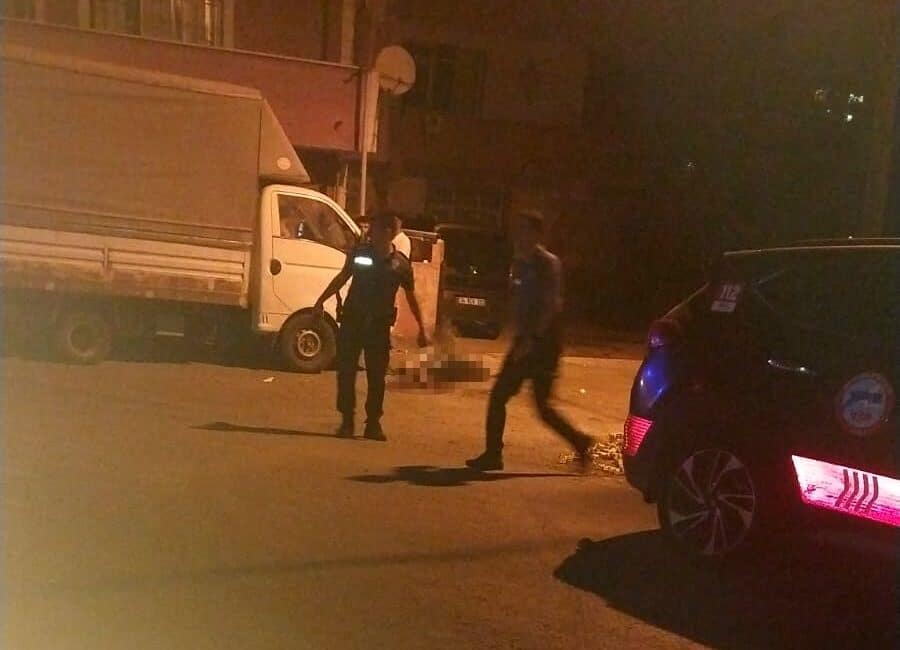 İstanbul Sancaktepe'de kardeşler arasında çıkan tartışma silahlı kavgaya dönüştü. Ağabey,