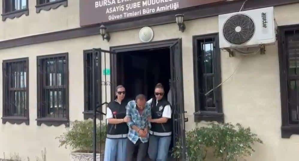 Bursa’da, cadde üzerinde yürüyen bir kişinin cebinden cüzdanını çalan yankesici,