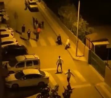 Bursa'da mahallenin gençlerinin tekme tokat bir biriyle kavgası, kameralara yansıdı.