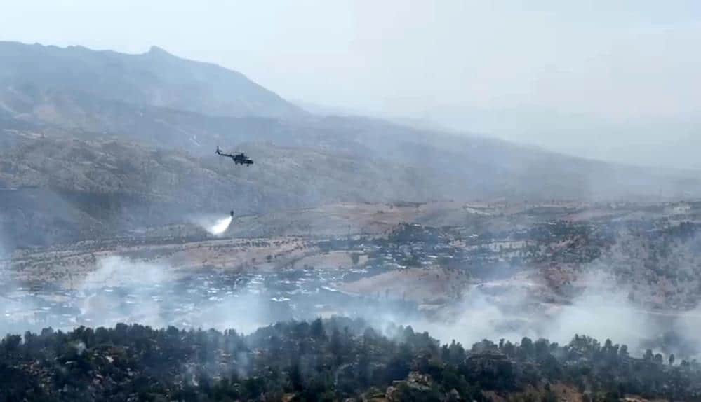 Şırnak'ın Balveren beldesinde çıkan örtü yangınına ekiplerin havadan ve karadan