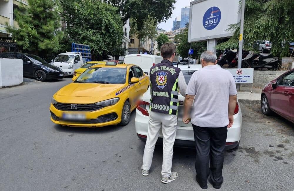  İstanbul Fatih'te yolcu seçtiği belirlenen bir ticari taksi sürücüsü