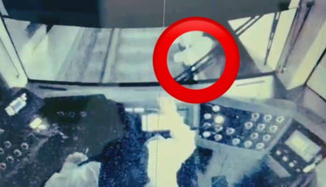 Bursa'da birbirleriyle şakalaşan öğrenci grubunun çarparak raylara düşürdüğü ve vatmanın