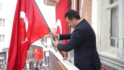  Yenişehir’in kurtuluşunun 103’ncü yıl dönümü, etkinliklerle kutlandı. Programda konuşan