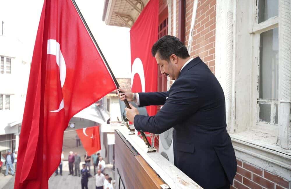  Yenişehir’in kurtuluşunun 103’ncü yıl dönümü, etkinliklerle kutlandı. Programda konuşan