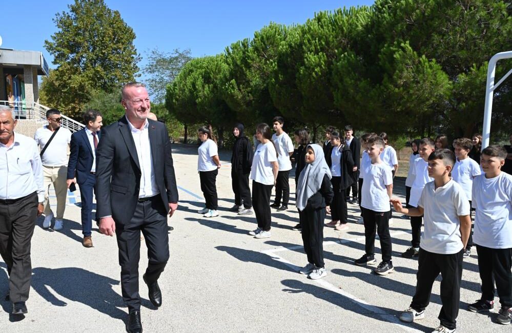 Karacabey Belediye Başkanı Fatih Karabatı, Okul Aile Birliği Başkanı Gamze