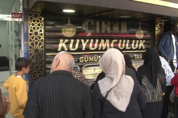 İstanbul'un Bahçelievler ilçesinde bir kuyumcu, yatırım amacıyla çevresinden topladığı altınlarla