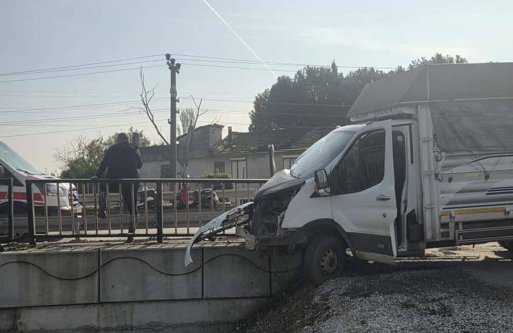 Orhangazi-İznik Karayolu'nda meydana gelen trafik kazasında kontrolden çıkan kamyonet köprü