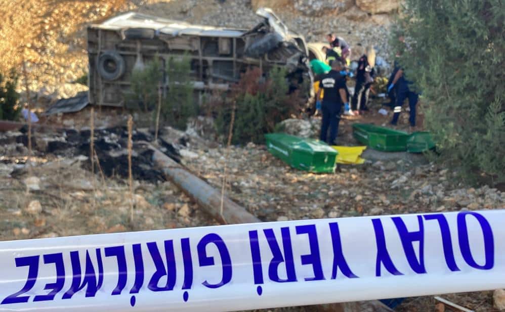 Mersin'in Erdemli ilçesinde tarım işçilerini taşıyan minibüsün şarampole uçtuğu kazada
