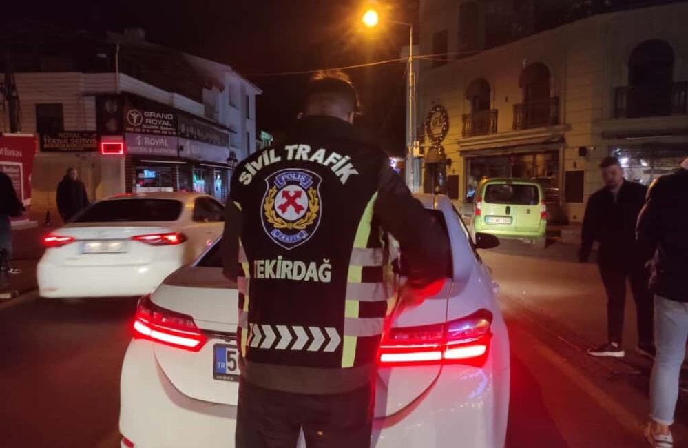 Tekirdağ'ın Süleymanpaşa ilçesinde sivil trafik ekiplerinin gece saatlerinde gerçekleştirdiği denetimlerde