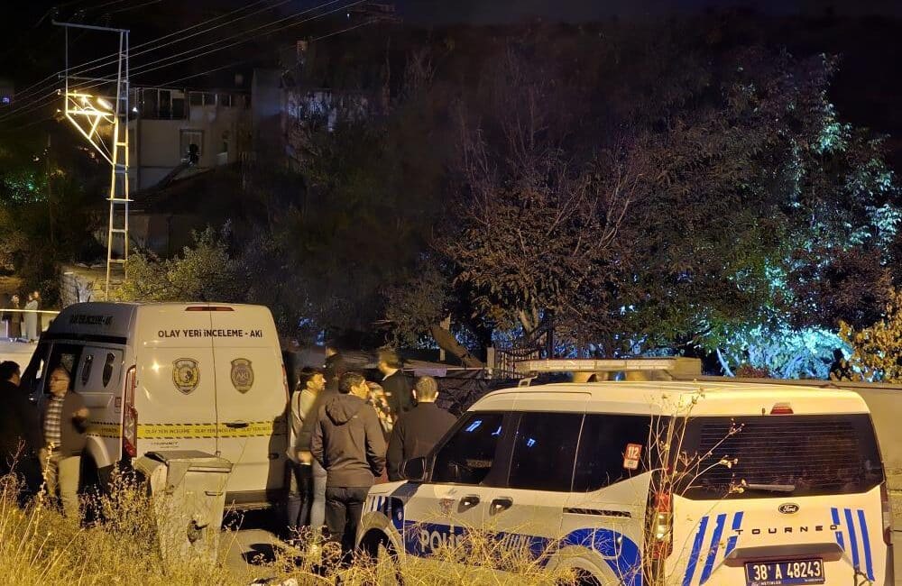 Kayseri'nin Hacılar ilçesinde cami çıkışı evlerinin önünde av tüfeğiyle öldürülen