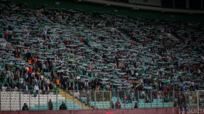 Bursaspor’un sabah saatlerinde açıklanan “seyircisiz oynama” cezası akşam saatlerinde kaldırıldı.