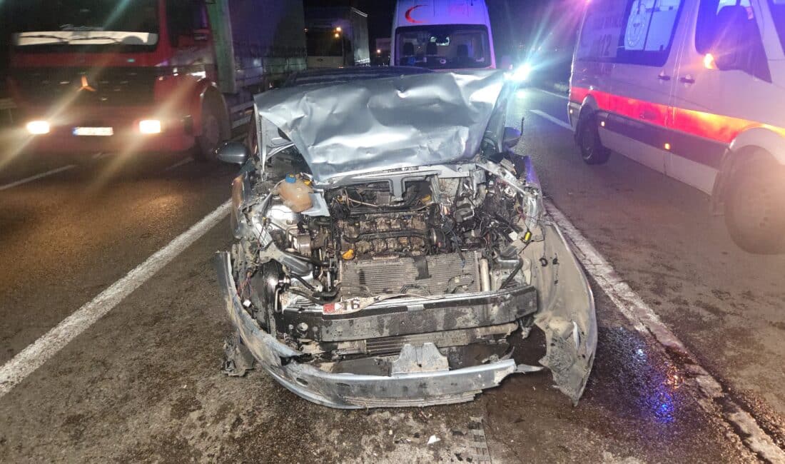 Bursa'nın Orhangazi ilçesinde kırmızı ışıkta bekleyen otomobile, başka bir otomobilin