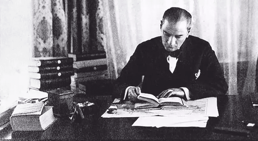 Atatürk’ün binlerce kitaptan oluşan zengin kütüphanesinden notlar dijital erişime açıldı.