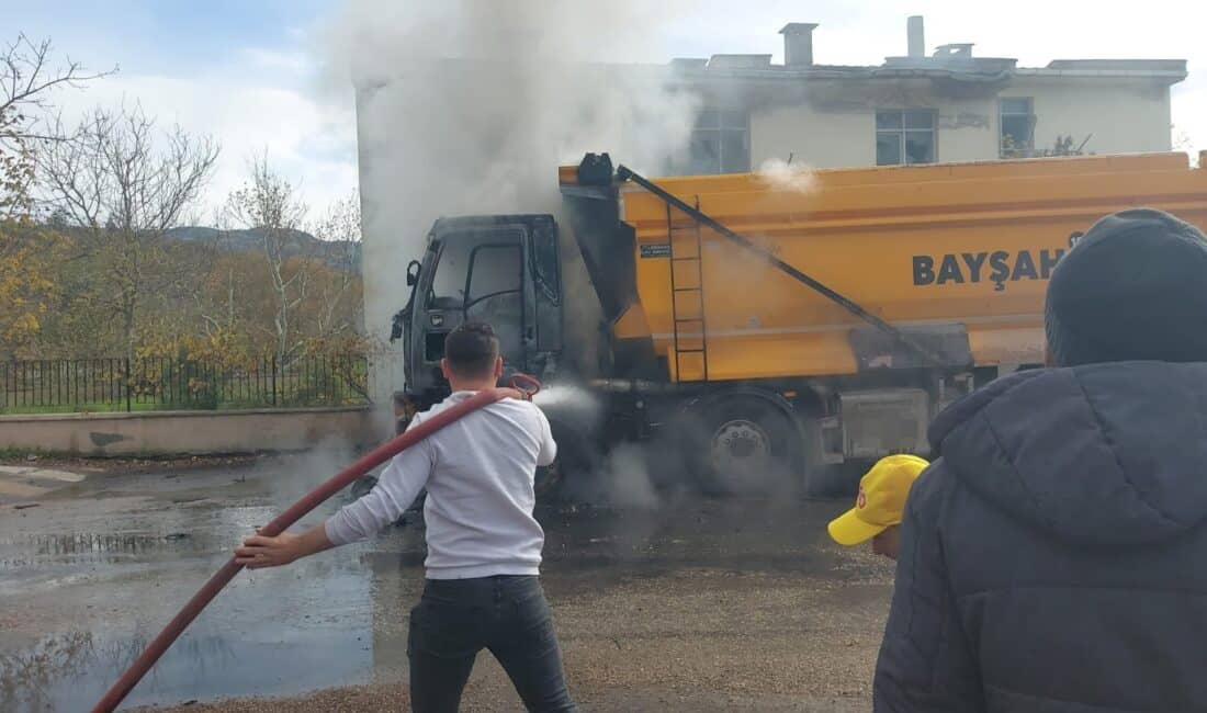  Bursa'da hareket halindeki hafriyat kamyonu alev topuna döndü. İtfaiye