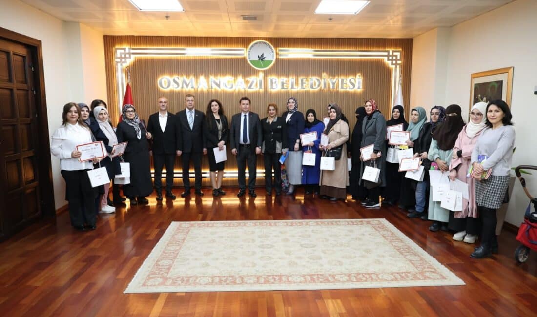 Osmangazi Belediyesi’nin düzenlediği okuma yazma kursuna katılan kadınlar, artık geleceğe