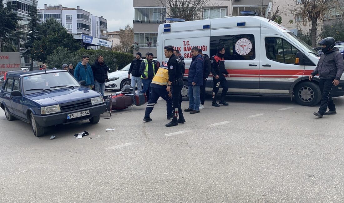 Bursa'nın Mudanya ilçesi Güzelyalı Mahallesi'nde meydana gelen trafik kazasında motosiklet