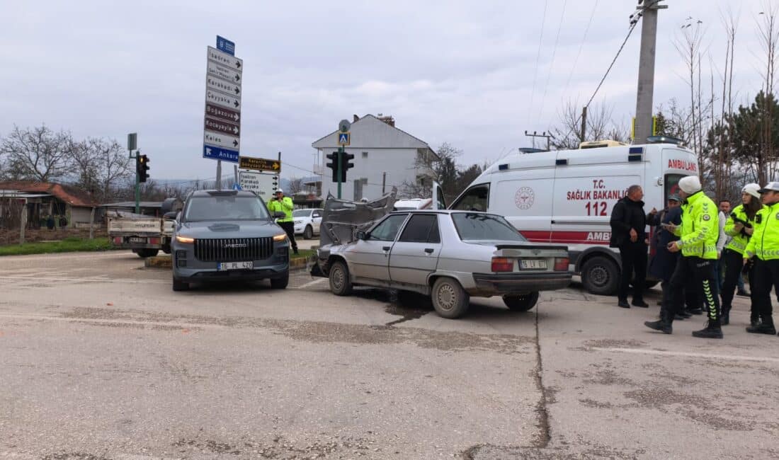 Bursa'nın İnegöl ilçesinde, kırmızı ışıkta geçen otomobil ile cip çarpıştı.