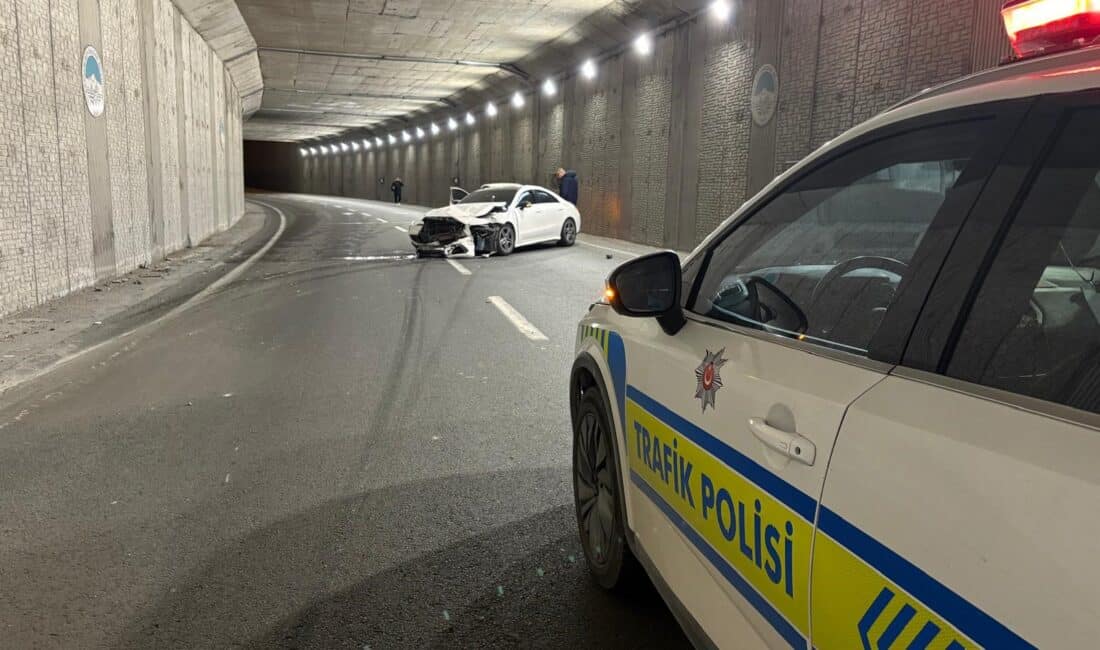  Kayseri'nin Melikgazi ilçesinde alkollü sürücünün karıştığı kazada lüks otomobil