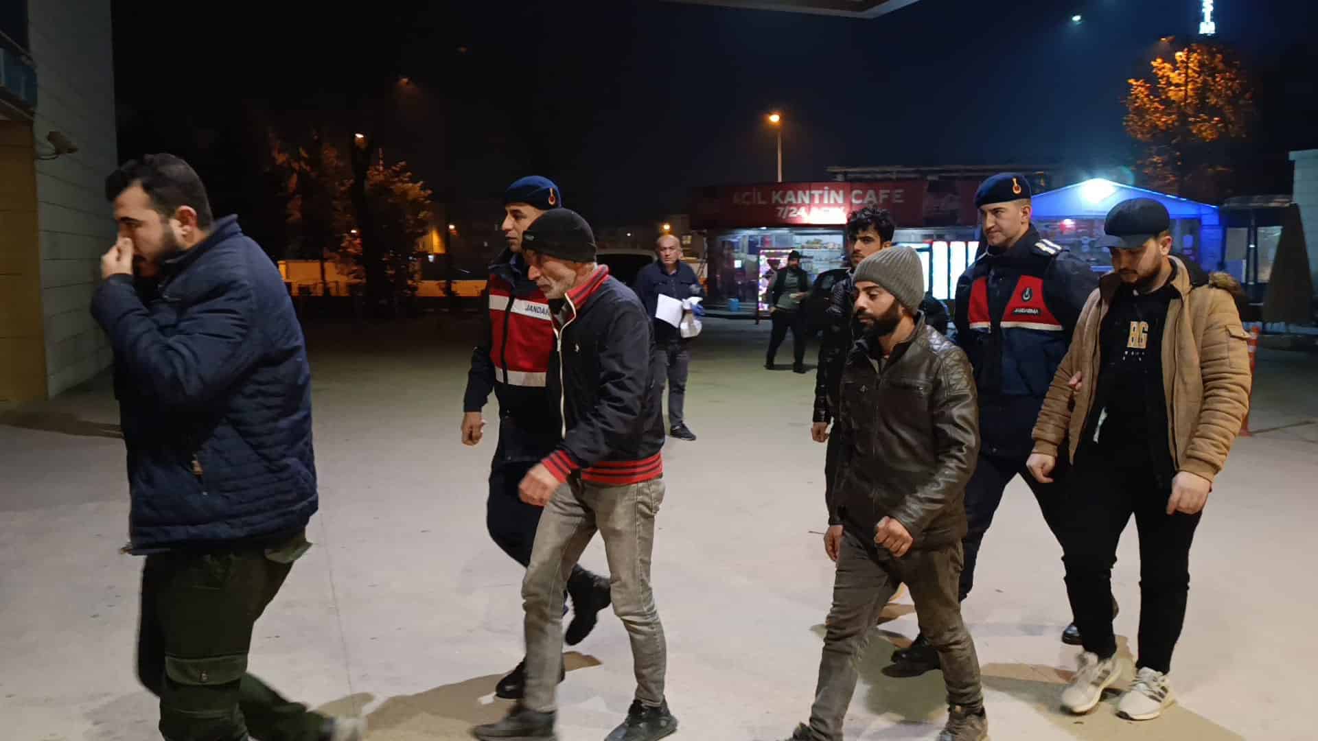Bursa'nın İnegöl ilçesinde Jandarma Komutanlığı ekipleri tarafından 8 kaçak göçmen