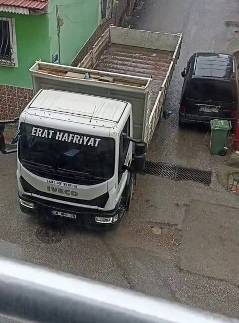 Bursa'da sokak arasında dönüş yapamayan kamyon sürücüsü manevra yaparken, park