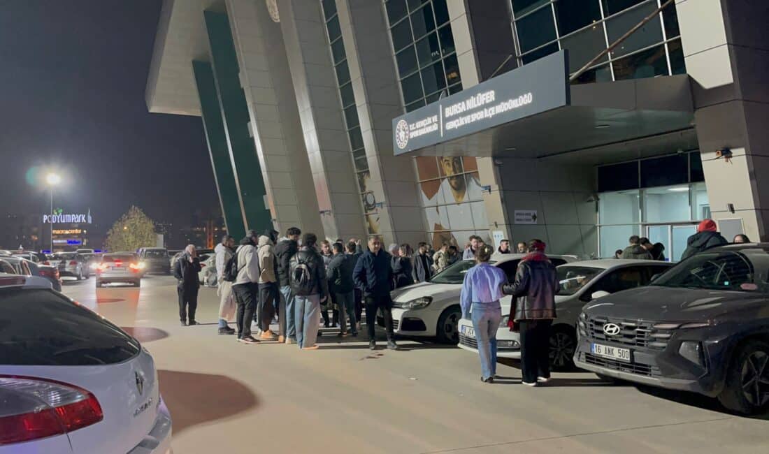 Bursa'nın Nilüfer ilçesinde küçük basketbolcuların bekleme salonundaki koltuğun sarkan ipiyle