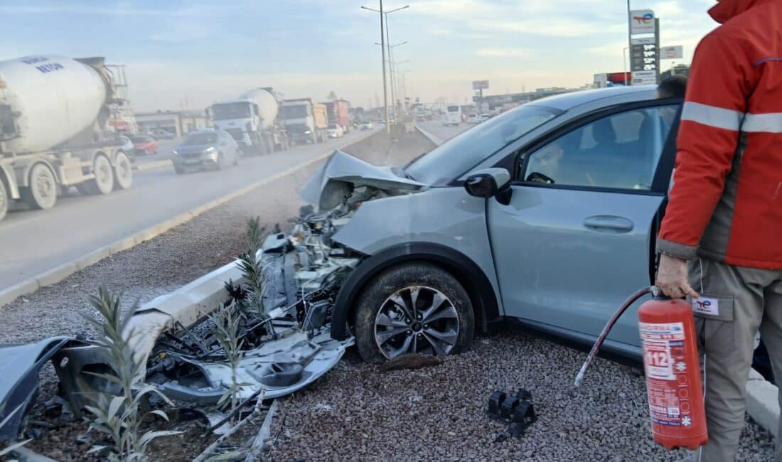Bursa-Çanakkale istikametinde aydınlatma direğine çarpan otomobilinin sürücüsü, hurdaya dönen araçtan