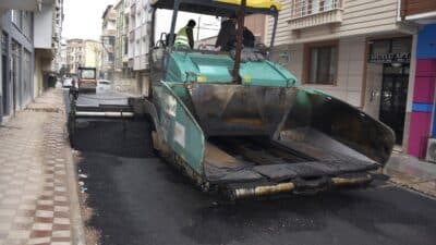 Karacabey Belediyesi, ilçe genelinde sürdürdüğü asfalt seferberliği kapsamında 2025 yılı