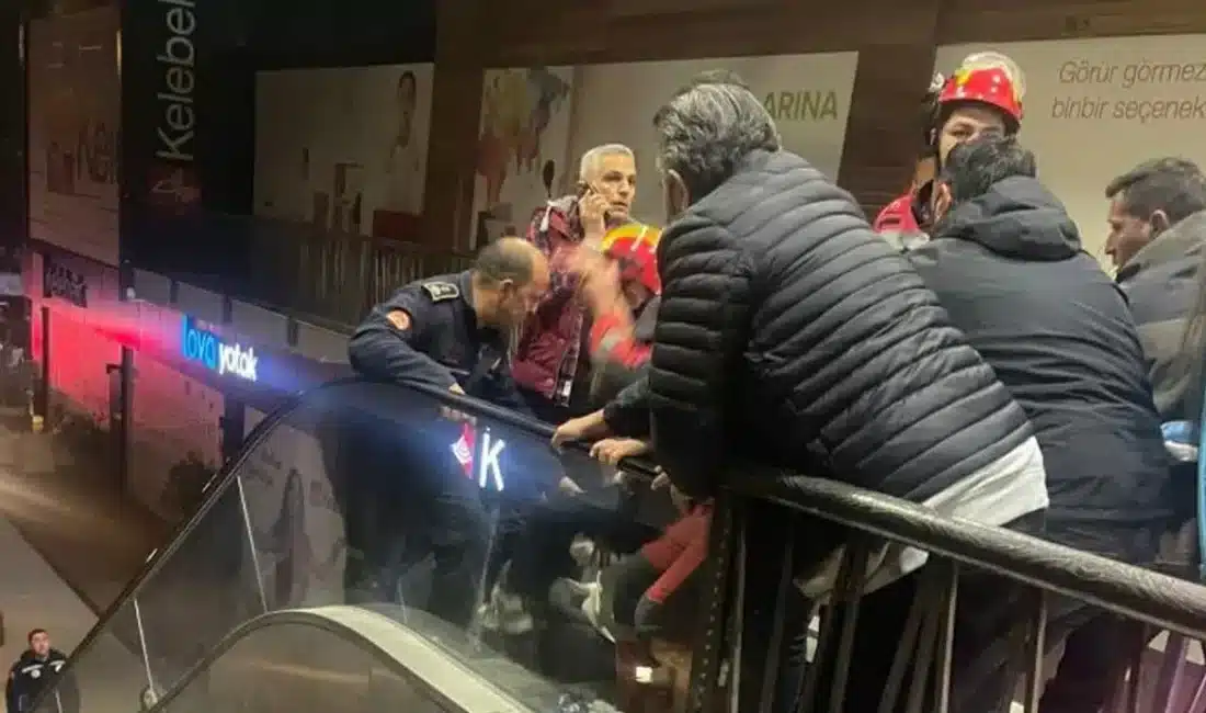 Muğla'nın Menteşe ilçesinde 5 yaşındaki çocuğun eli yürüyen merdivene sıkıştı.