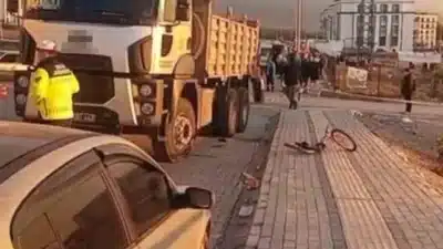 Hatay’ın Dörtyol ilçesinde yol kenarında bisiklet sürerken kamyonun çarptığı 6