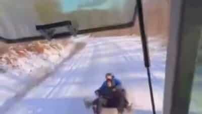 Bursa'da etkili olan kar yağışını fırsata çeviren çocuklar, traktörün arkasına
